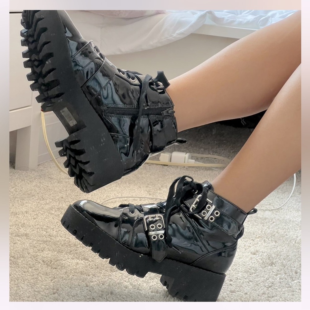 FOREVER 21 WOMEN ANKLE BOOTS IN SHINY BLACK WITH SIDE ZIPPER LACED SIZE 10